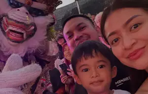 Anak Nathalie Holscher Nonton Tari Kecak, Interaksi dengan Pemeran Hanoman Tuai Pujian