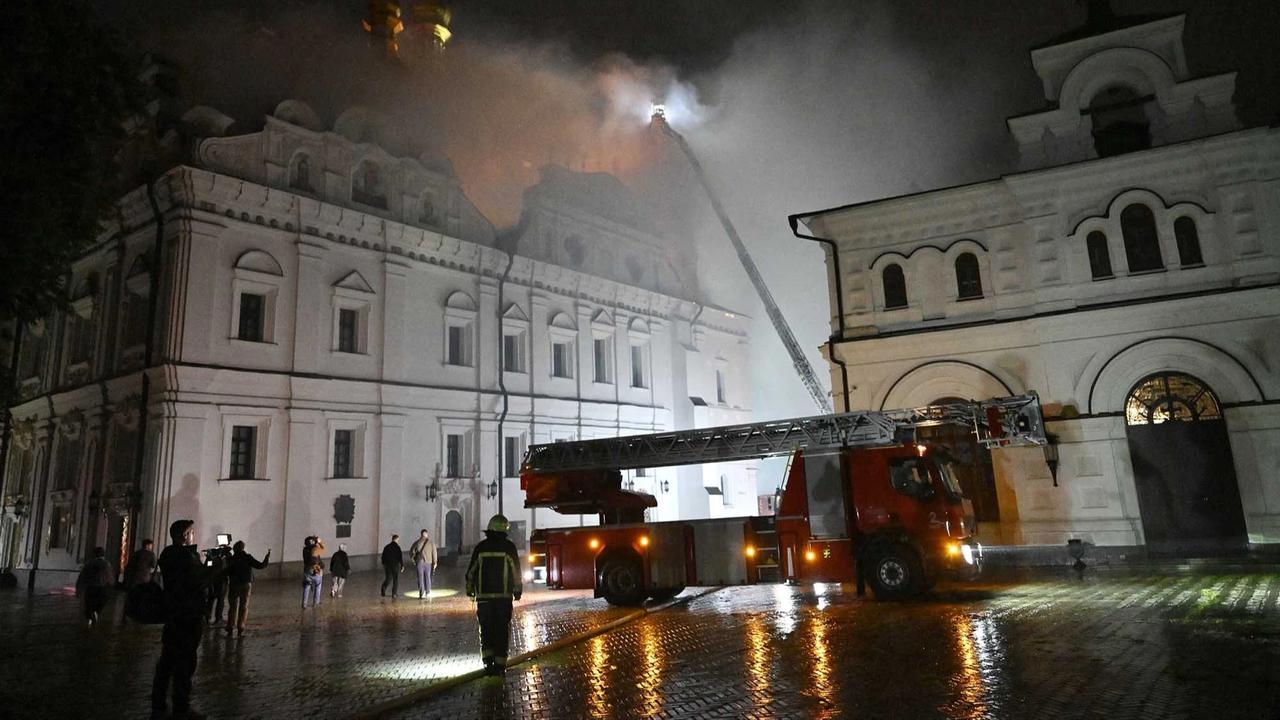 FOTO: Rudal Rusia Hantam Katedral Bersejarah di Kyiv Puluhan Warga Terluka
