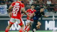 Pemain PSIM Yogyakarta berupaya lepas dari kawalan penggawa Bali United dalam laga uji coba di Stadion Kapten I Wayan Dipta, Sabtu (26/7/2025). (Bola.com/Dok. PSIM Yogyakarta)