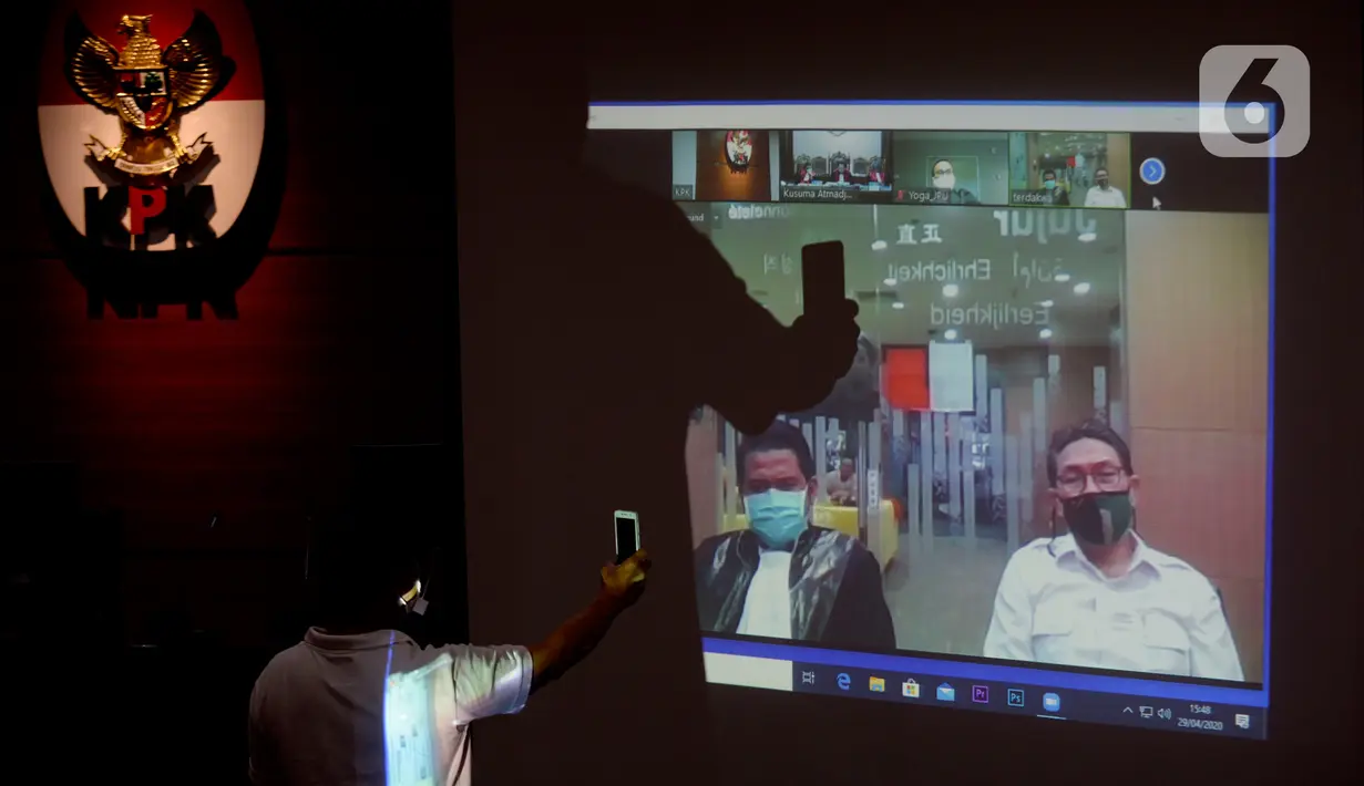 Layar menayangkan terdakwa mantan anggota DPR Sukiman mendengarkan pembacaan putusan dalam sidang secara online di Gedung KPK, Jakarta, Rabu (29/4/2020). Sukiman diduga menerima suap terkait pengurusan dana perimbangan APBN-P 2017 dan APBN 2018 Kabupaten Pegunungan Arfak. (merdeka.com/Dwi Narwoko)