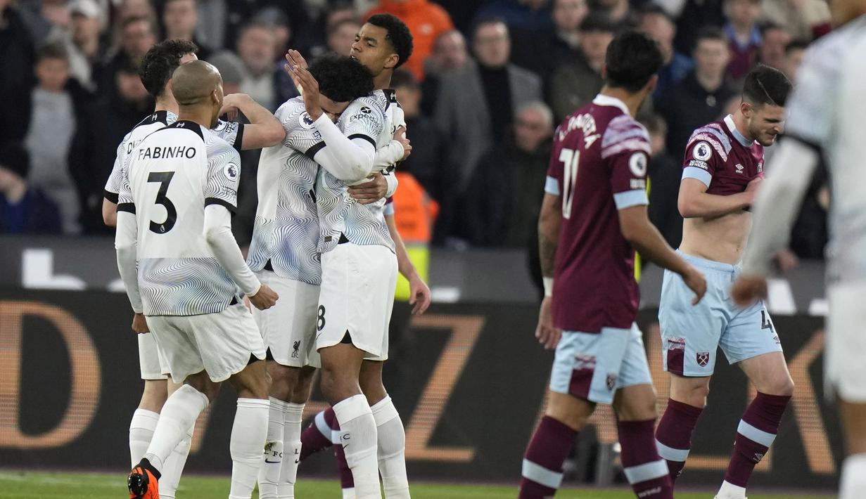 Para pemain Liverpool merayakan gol yang dicetak oleh Cody Gakpo ke gawang West Ham United pada pekan ke-33 Liga Inggris 2022/2023 di Stadion London, Kamis (27/4/2023). The Reds sukses meraup poin penuh di markas West Ham. (AP Photo/Alastair Grant)