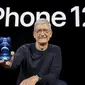 CEO Apple Tim Cook memegang iPhone 12 Pro baru saat acara Apple di Apple Park, Cupertino, California, Amerika Serikat, 13 Oktober 2020. Apple meluncurkan seri iPhone 12 yang mendukung teknologi seluler 5G. (Brooks KRAFT/Apple Inc./AFP)