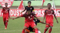 IMBANG - Persis Solo mengincar hasil imbang saat menghadapi PSIR Rembang di laga lanjutan Grup A Piala Polda Jateng 2015. (Bola.com/Vincensius Sawarno)
