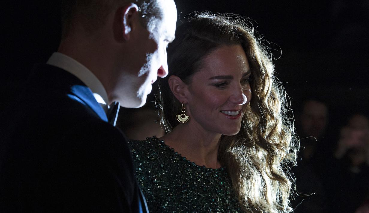 Kate Middleton, Duchess of Cambridge, bersama suaminya Pangeran William tiba menghadiri Royal Variety Performance di Royal Albert Hall, London, Kamis (18/11/2021). Kate tampil dalam gaun hijau berkilauan yang memukau. Lengkap dengan lengan panjang, bahu persegi, dan pinggang. (AFP/Justin Tallis)