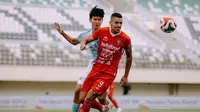Striker Bali United, Boris Kopitovic, mencoba lepas dari pengawalan bek PSBS Biak saat kedua kesebelasan berhadapan di BRI Super League 2025/2026 di Stadion Maguwoharjo, Sleman, Senin (22/12/2025) malam WIB. (Bola.com/Dok. Bali United)