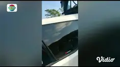 Terjadi kecelakaan beruntun di Jembatan Kembar, Desa Kedungjajang, Lumajang, Jawa Timur. Kecelakaan tersebut melibatkan sepuluh kendaraan, yakni 4 minibus, 4 truk, dan 2 mobil pribadi. Kecelakaan dipicu lantaran rem salah satu truk tidak berfungsi.