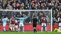 Bek West Ham United Pablo Zabaleta melakukan gol bunuh diri dalam laga kontra Manchester City pada lanjutan Liga Inggris di London Stadium, Minggu (29/4/2018). (BEN STANSALL / AFP)