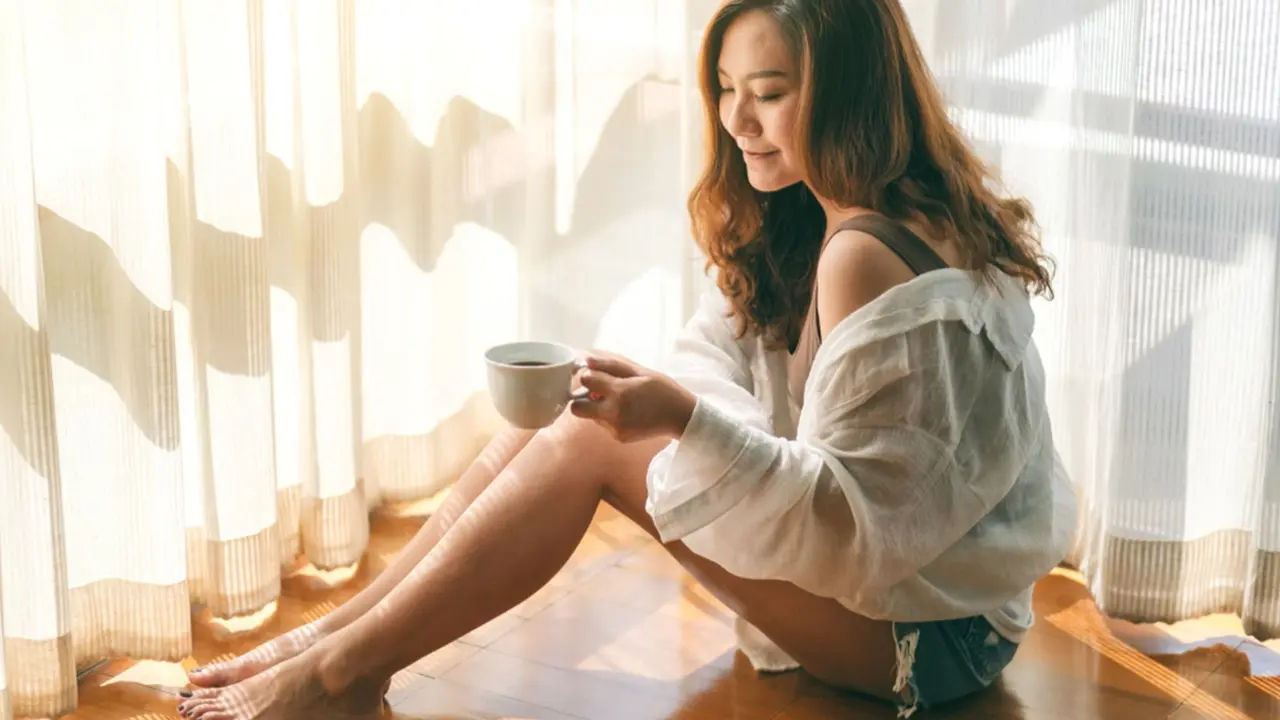 menikmati kopi