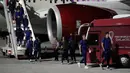 Harry Maguire (kanan) dan Jordan Pickford (kedua kanan) dari tim sepak bola nasional Inggris tiba bersama rekan satu timnya jelang Piala Dunia 2022 di Bandara Internasional Hamad, Doha, Qatar, 15 November 2022. Inggris akan memainkan pertandingan pertama mereka di Piala Dunia 2022 melawan Iran pada 21 November. (AP Photo/Hassan Ammar)