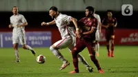 Pemain Persija Jakarta, Marco Simic (tengah) mengontrol bola dibayangi pemain PSM Makassar, Hasyim Kipuw (kanan) dalam pertandingan semifinal leg pertama Piala Menpora 2021 di Stadion Maguwoharjo, Sleman, Kamis (15/4/2021). PSM Makassar vs Persija Jakarta bermain imbang 0-0. (Bola.com/Ikhwan Yanuar)