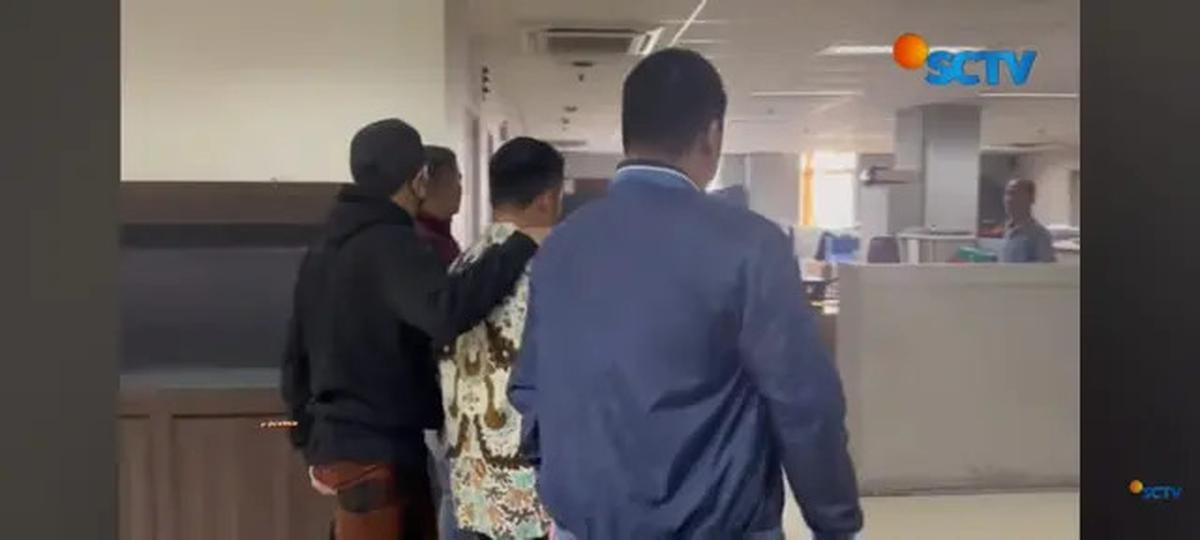 Potret Jonathan Frizzy Jalani Wajib Lapor dengan Mengenakan Sarung, Berjalan pun Perlu Dibantu