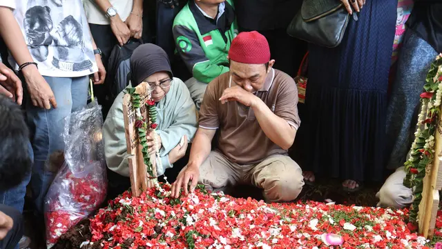 Beberapa kerabat dekat terlihat meneteskan air mata ketika jenazah Affan diturunkan ke liang lahat. (Kapanlagi.com/Budy Santoso)