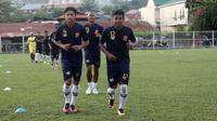 Skuat PS Tira latihan ringan di Jayapura, Kamis (5/4/2018), jelang melawan Persipura. (Bola.com/Permana Kusumadijaya)