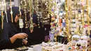 Sejumlah perempuan Pakistan memilih pernak-pernik di sebuah pasar di Lahore, Selasa (12/6). Umat muslim di berbagai penjuru dunia sedang mempersiapkan untuk merayakan Idul Fitri, yang menandai berakhirnya bulan suci Ramadan. (AFP/ARIF ALI)