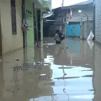 Permukiman warga di Kampung Lebak, Teluk Pucung, Bekasi Utara, Kabupaten Bekasi, Jawa Barat, terendam banjir hingga satu meter, Selasa (26/4/2022) pagi. (Liputan6.com/Bam Sinulingga)