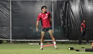 Bek Timnas Indonesia, Nathan Tjoe A-On, berlatih di Lapangan ABC Gelora Bung Tomo, Surabaya (2/9/2025). (Bola.com/Wahyu Pratama)
