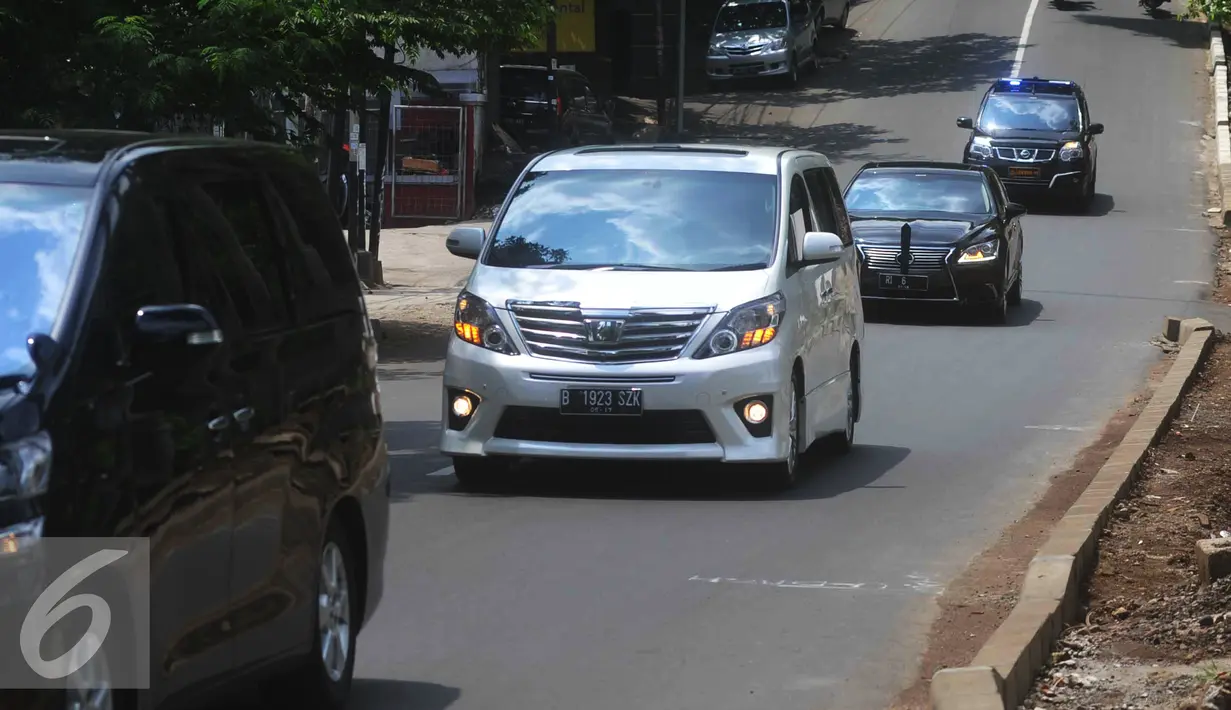 Iring-iringan kendaraan jenazah Ibunda pengusaha minyak Muhammad Riza Chalid saat melintas di menuju TPU Jeruk Purut, Jakarta, Senin (23/11). Prosesi pemakaman dihadiri keluarga serta kerabat dan tertutup bagi media. (Liputan6.com/Gempur M Surya) 