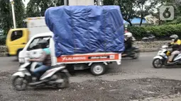 Kendaraan bermotor melewati Jalan Raya Bekasi,  yang rusak dan berlubang di Cakung, Jakarta Timur, Selasa (14/3/2023). Minimnya perawatan menyebabkan kondisi Jalan Raya Bekasi arah Cakung ke Pulogebang rusak dan berlubang yang dapat membahayakan keselamatan pengendara, terlebih saat musim penghujan. (merdeka.com/Iqbal S Nugroho)