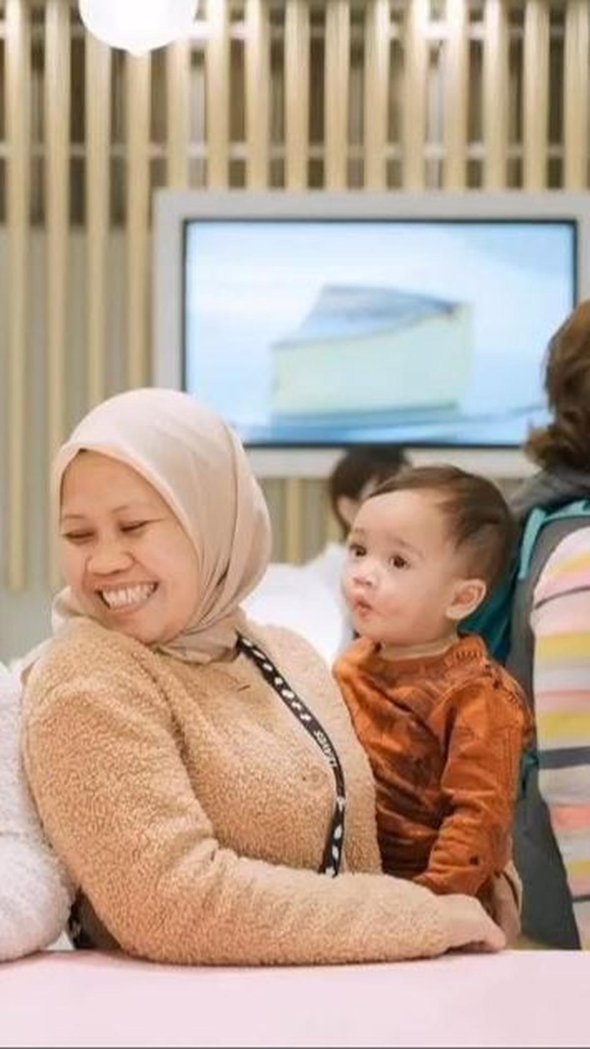 "Cuma pas suami saya kecelakaan itu akhirnya saya harus kerja," jelasnya.