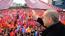 Presiden Turki Recep Tayyip Erdogan memberi hormat saat berbicara kepada pendukungnya di Kocaeli, Turki, Sabtu (27/1). Turki terus memperkuat kehadiran militernya di Suriah untuk menumpas milisi Kurdi, YPG. (Kayhan Ozer/Pool Photo via AP)
