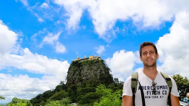 Pendaki Gunung Popa di Myanmar