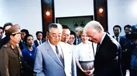 Pertemuan antara mantan Presiden AS Jimmy Carter melakukan pertemuan dengan pendiri Korut, Kim Il-sung pada 16 Juni 1994 (Credit: The Carter Center)