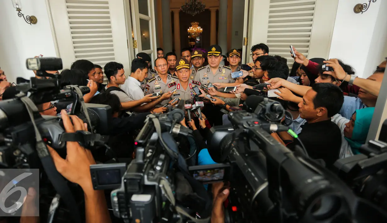 Irjen Tito Karnavian menjawab pertanyaan wartawan usai rapat dengan Basuki T Purnama di Balaikota, Jakarta, Senin (15/6/2015). Pertemuan ini digelar dalam rangka Rapat Forkopimda (Forum Komunikasi Pimpinan Daerah).  (Liputan6.com/Faizal Fanani)