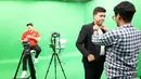 Wartawan Bola.com, Hery Kurniawan, melakukan persiapan sebelum wawancara eksklusif dengan kiper legendaris Manchester United, Peter Schmeichel, di SCTV Tower, Jakarta, Jumat (4/8/2023). (Bola.com/M Iqbal Ichsan)