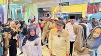 Bakal calon wakil gubernur atau bakal cawagub Jakarta Suswono&nbsp;menyambangi&nbsp;Pasar Kramat Jati, Jakarta Timur pada hari ini, Minggu (8/9/2024). (Liputan6.com/Nanda Perdana Putra)