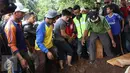 Ariel NOAH ikut menguburkan jenazah ayahnya di TPU Nagrog di kawasan Ujung Berung, Bandung, Selasa (29/3/2016).  Ayah Ariel meninggal dunia di Rumah Sakit Advent, Bandung, kira-kira pukul 13.00 WIB. (Liputan6.com/Herman Zakharia)