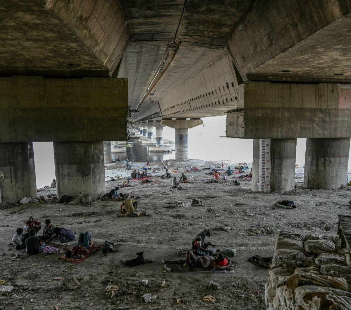 Sejumlah warga beristirahat di bawah kolong sebuah jembatan di dekat Sungai Yamuna, ketika gelombang panas melanda, di New Delhi, India, pada 31 Mei 2024. Kenaikan suhu ekstrem saat gelombang panas menghantam India telah merenggut banyak korban jiwa.&nbsp