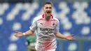 Pemain AC Milan, Alexis Saelemaekers, melakukan selebrasi usai mencetak gol ke gawang Sassuolo pada laga Liga Italia di Stadion Mapei, Minggu (20/12/2020). AC Milan menang dengan skor 2-1. (Spada/LaPresse via AP)