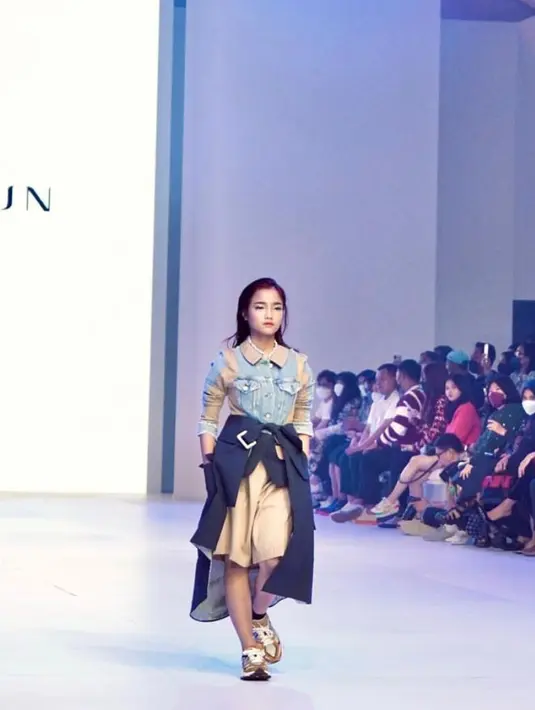 <p>Lewat unggahan di Instagram pribadinya, kekasih Thariq Halilintar itu menunjukkan ekspresi fierce saat berjalan di panggung JFW 2023. @fuji_an.</p>