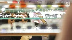 Dua wanita mencoba kaca mata di salah satu stand bazar dalam acara Fimela Fest 2018, Jakarta, Jumat (16/11). Fimela Fest 2018 diselenggarakan mulai tanggal 13-18 November 2018 di Gandaria City Mall, Jakarta. (Fimela.com/Bambang Ekoros Purnama)