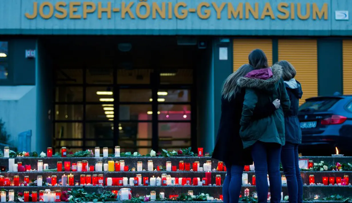 Sejumlah siswa berkumpul di depan SMA Josef-Koenig-Gymnasium, Jerman, Selasa (24/3/2015). Belasan pelajar dan guru dari sekolah itu dipastikan turut menjadi penumpang pesawat nahas, Germanwings. (AFP PHOTO/DPA/Rolf VENNENBERND)