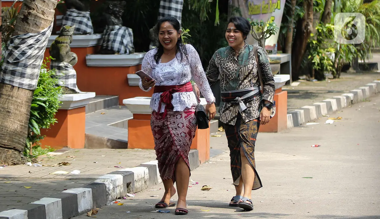 Pada Hari Raya Nyepi Tahun Baru Saka 1945, Rabu (22/3/2023) sejumlah umat Hindu tetap mendatangi Pura Aditya Jaya di kawasan Rawamangun, Jakarta Timur.