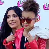 North West sepertinya ingin mengikuti jejak Kendall Jenner sebagai seorang model. (LifeAndCity)