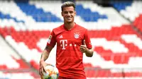 Pemain baru Bayern Munchen Philippe Coutinho berpose saat presentasi di Munich, Jerman, Senin (19/8/2019). Coutinho pindah ke Bayern Munchen setelah gagal bersinar bersama Barcelona. (CHRISTOF STACHE/AFP)