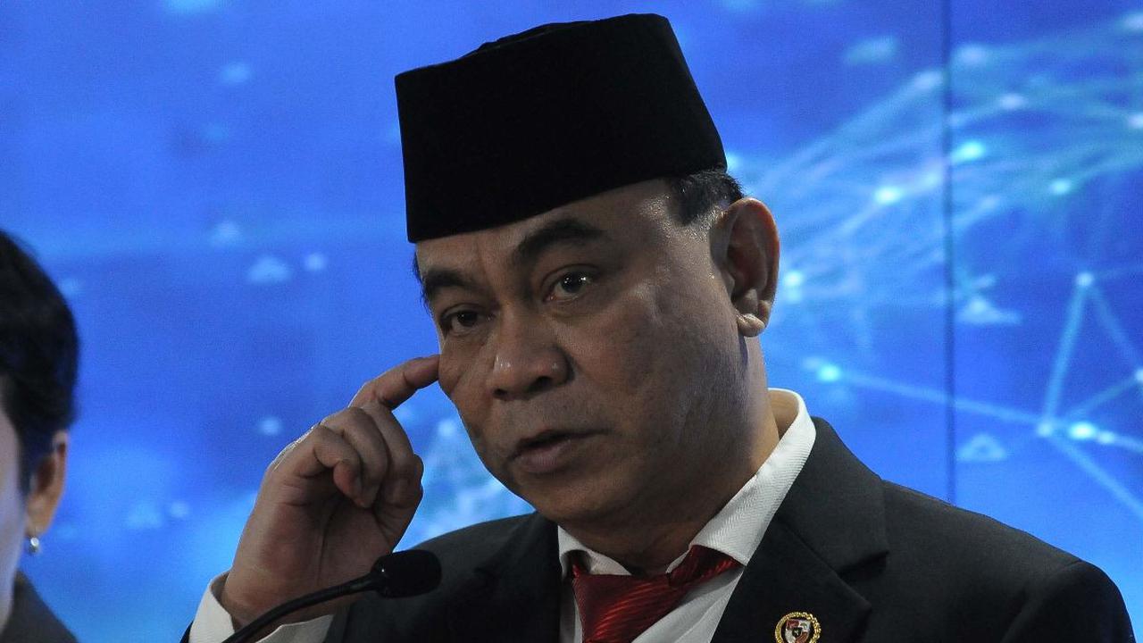 "Oh nanti dong. Nanti ada progresnya deh, nanti penuh kejutan. Tenang aja. dan kita udah bilang Bapak Presiden, yakin pak tahun ini akan tuntas. Saya yakin ini program, ini proyek pembangunan bts bisa selesai 2023,"