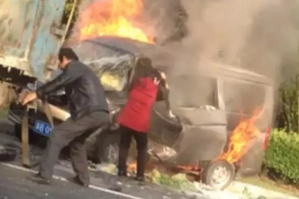 Suami Korbankan Diri Selamatkan Istri dari Kebakaran Mobil. Foto : Shanghaiist