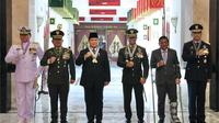 Menteri Pertahanan Republik Indonesia Prabowo Subianto menerima empat bintang kehormatan yang disematkan oleh Panglima TNI dan tiga kepala staf angkatan di Ruang Hening, Kemhan, Jakarta, Senin (15/8/2022). (Dokumentasi Kementerian Pertahanan).