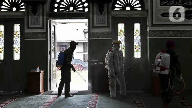 FOTO: Persiapan New Normal, Masjid Agung Al Azhar Disemprot Disinfektan