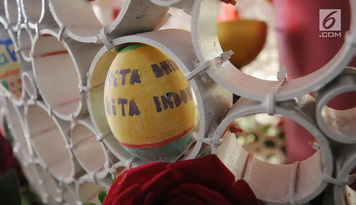 Salah satu hiasan pada salah satu telur paskah yang ada pada dekorasi telur paskah raksasa di Gereja Katedral, Jakarta, Minggu (4/1). Telur telur paskah tersebut dihias dengan tema sila ketiga dalam Pancasila. (Liputan6.com/Helmi Fithriansyah)