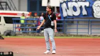 Pelatih Persija Jakarta, Mauricio Ferreira De Souza saat laga lanjutan BRI Super League 2025/2026 melawan Persib Bandung di Stadion Gelora Bandung Lautan Api, Bandung, Minggu (11/01/2026). (Bola.com/Abdul Aziz)