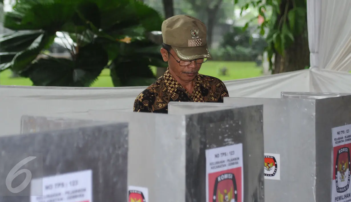 Petugas melakukan simulasi pemungutan dan penghitungan suara Pilkada DKI Jakarta di Taman Menteng, Sabtu (28/1). Simulasi ini mengedukasi pelaksanaan Pilkada DKI Jakarta, 15 Februari. (Liputan6.com/Helmi Fithriansyah)