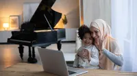 Ilustrasi ibu dan anak perempuan. (Foto oleh Monstera Production: https://www.pexels.com/id-id/foto/gadis-berkemeja-lengan-panjang-putih-duduk-di-kursi-5997310/)