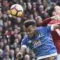 Inilah momen saat pemain Manchester United, Zlatan Ibrahimovic (2kiri)  menyikut pemain Bournemouth, Tyrone Mings (kiri) pada laga Premier League pekan ke-27 di Old Trafford, Manchester, (4/3/2017). (AFP/Oli Scarff)