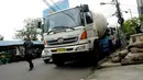 Truk pengaduk semen milik TB Chaeri Wardhana yang kini disita KPK sempat menarik perhatian beberapa pengguna jalan yang melintas disekitar gedung KPK Jakarta pada Rabu 19 Maret 2014. (Liputan6.com/Helmi Fithriansyah)