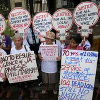 Masyarakat Filipina yang menjadi korban ‘budak seks’ saat Perang Dunia II menuntut keadilan dari Kaisar jepang. 
