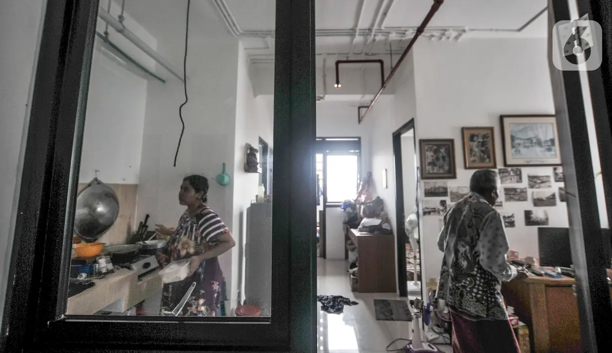 Aktivitas warga di salah satu unit Kampung Susun Akuarium, Penjaringan, Jakarta, Rabu (27/10/2021). Hingga saat ini penghuni Kampung Susun Akuarium yang merupakan korban penggusuran tersebut masih dibebaskan biaya sewa. (merdeka.com/Iqbal S Nugroho)